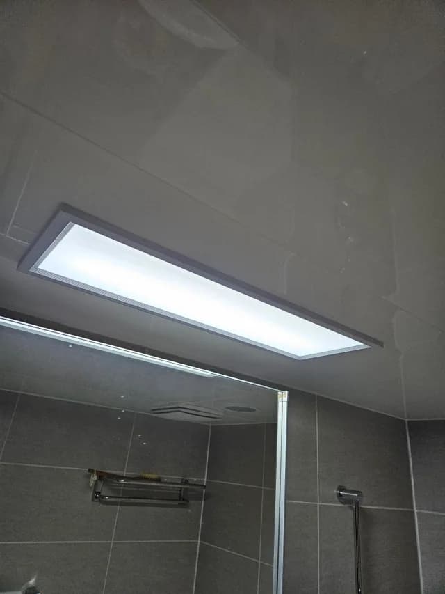 욕실 천장의 LED 조명