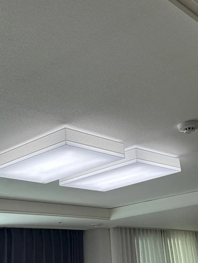 거실 천장의 LED 조명
